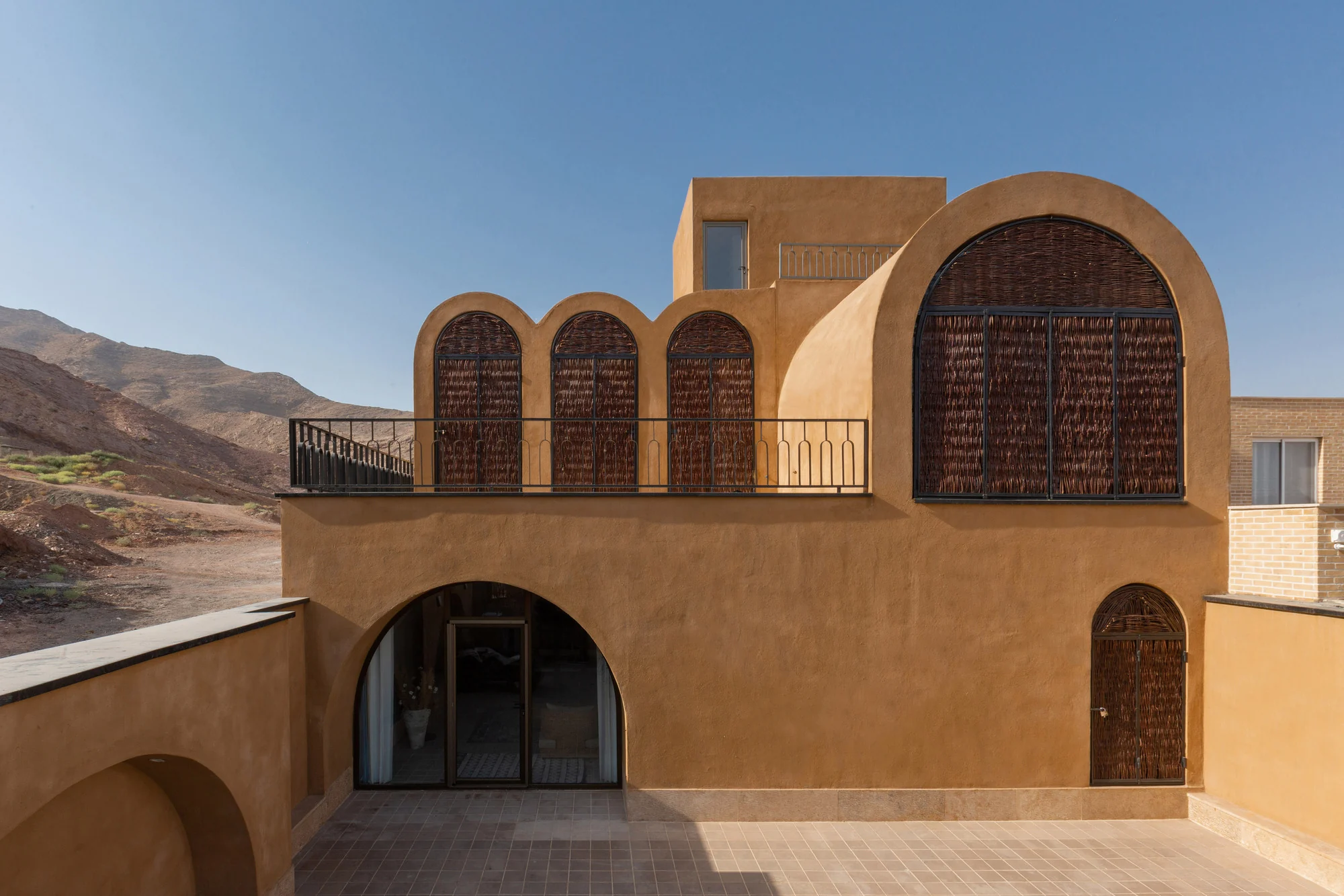 نمای پنجرهای خانه سپارو با معماری پایدار در کمبود آب