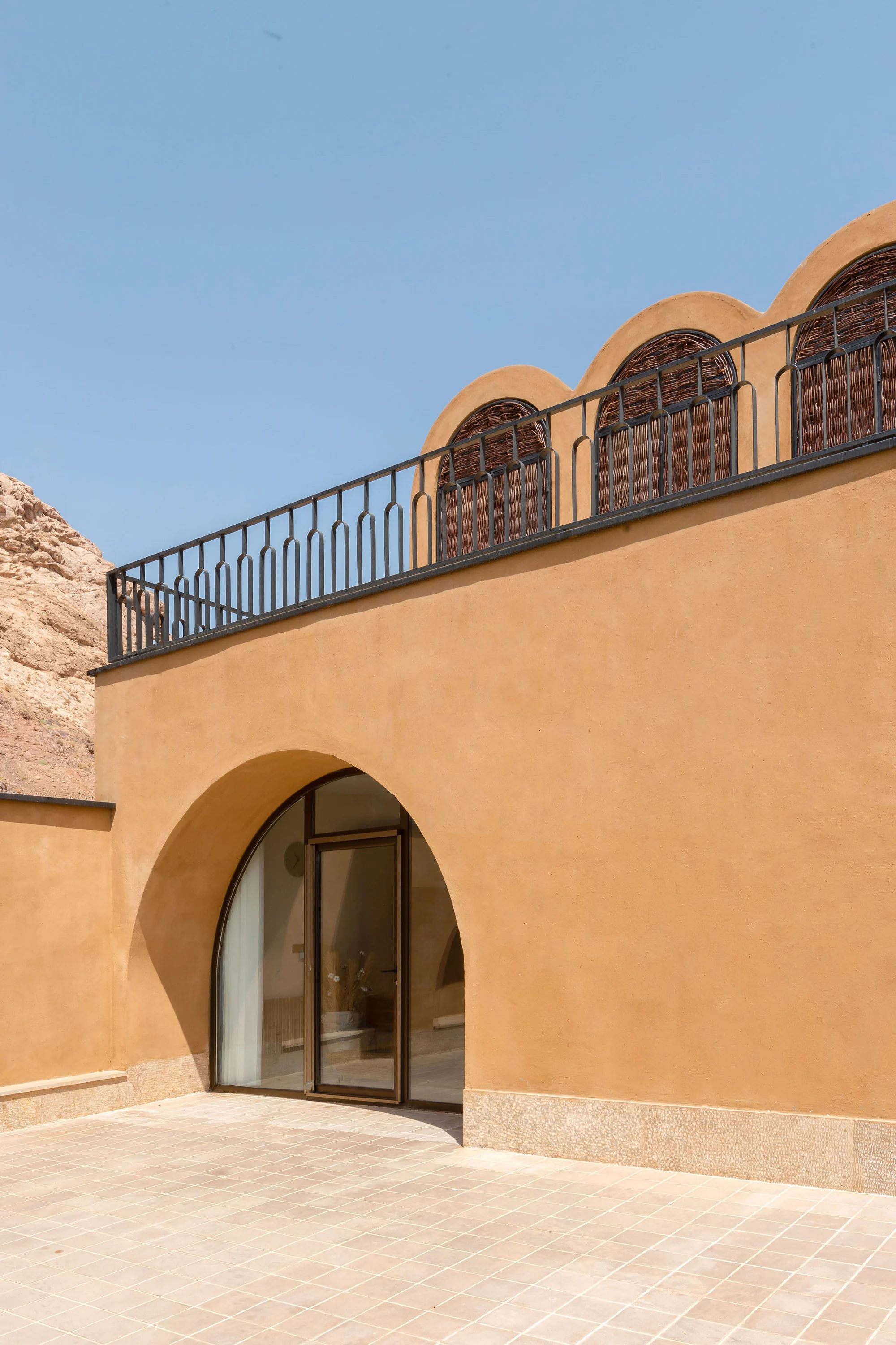 فضای نشیمن خانه سپارو با منظر همسایگان شرقی