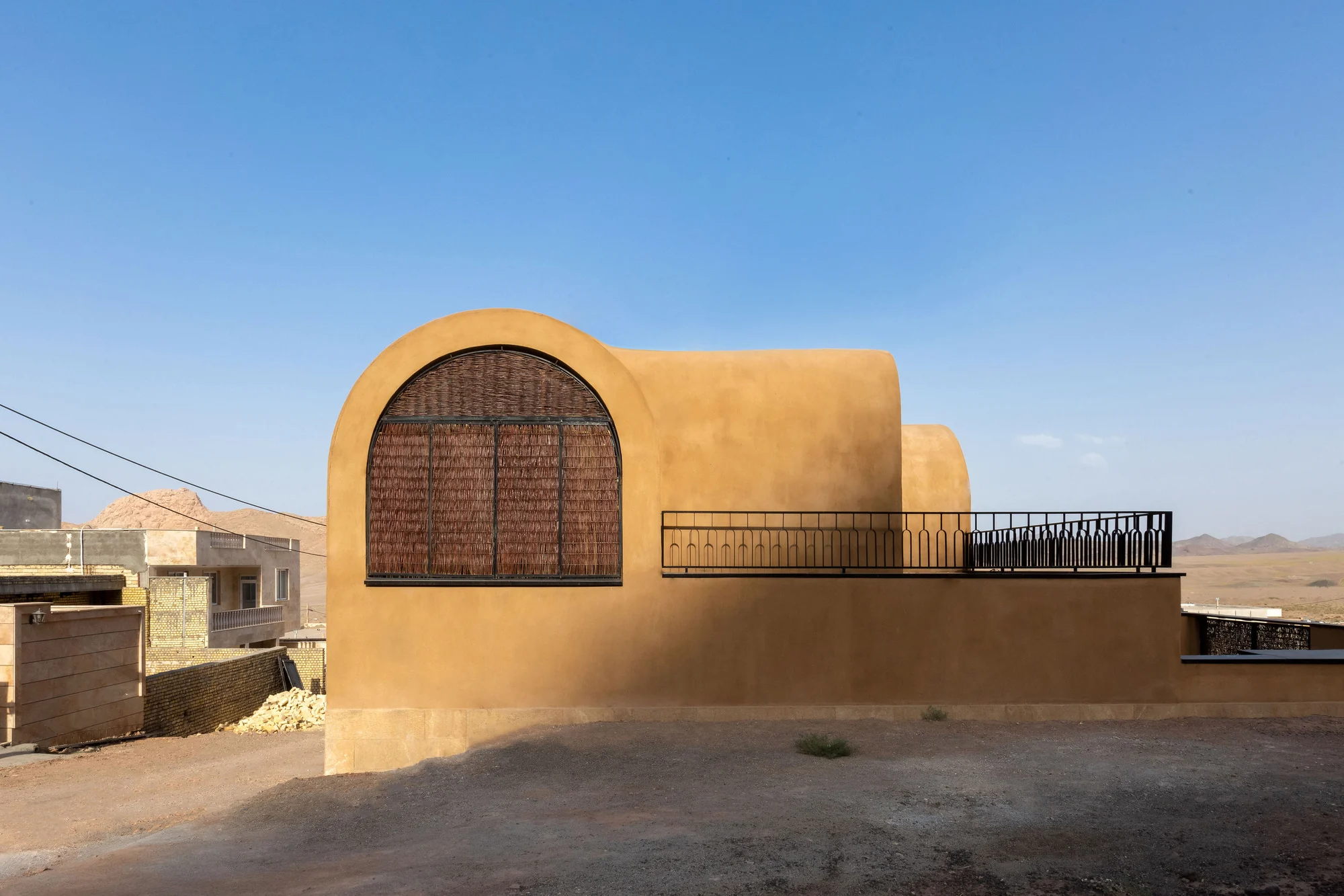 طراحی پایدار خانه سپارو با 160 کیلومتر از یزد