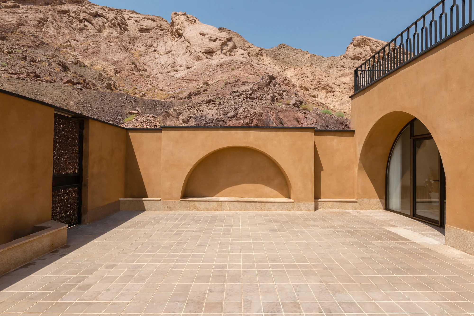 فضای حیاط خانه سپارو با کوچههای باریک شمال و جنوب