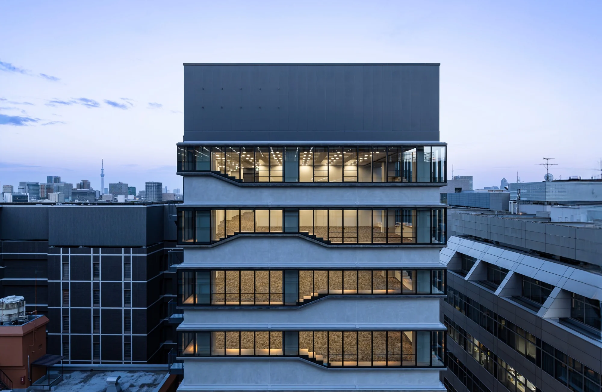 نمای خارجی Front Place Chiyoda Ichibancho با طراحی Mitsubishi Jisho در توکیو
