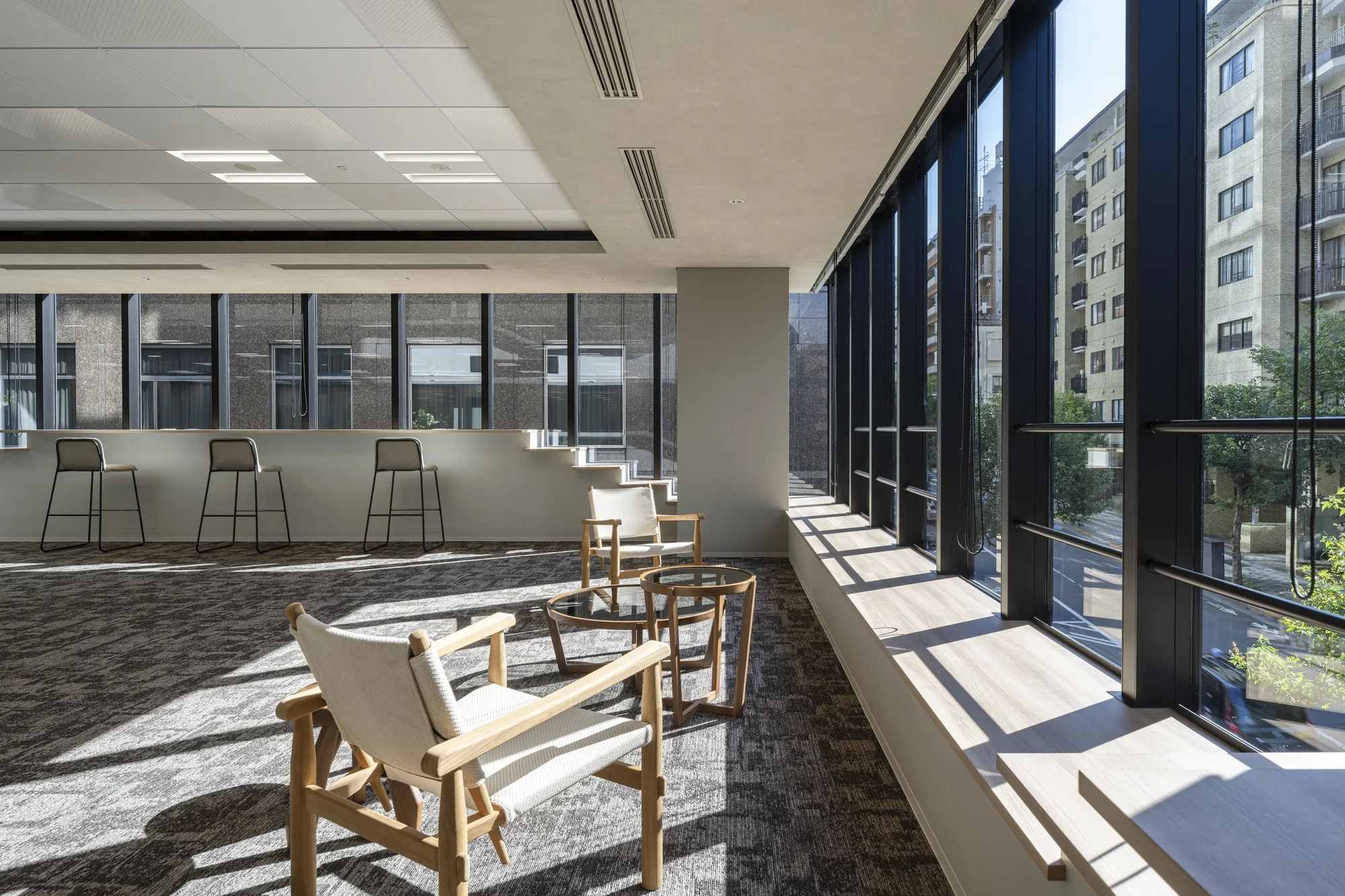 فضای کاری Front Place Chiyoda Ichibancho با منظر شهری
