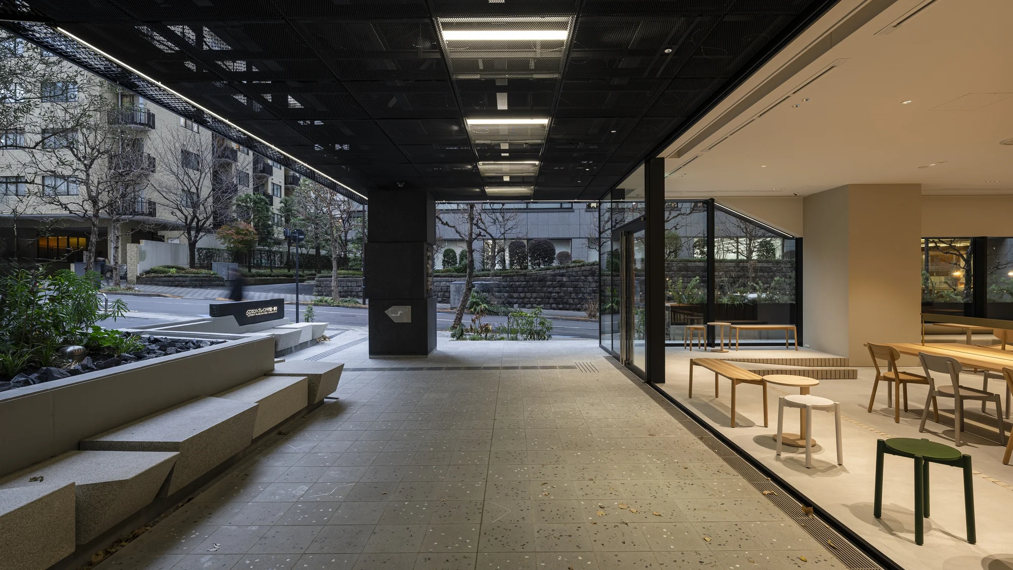 فضای اداری Front Place Chiyoda Ichibancho با نور طبیعی