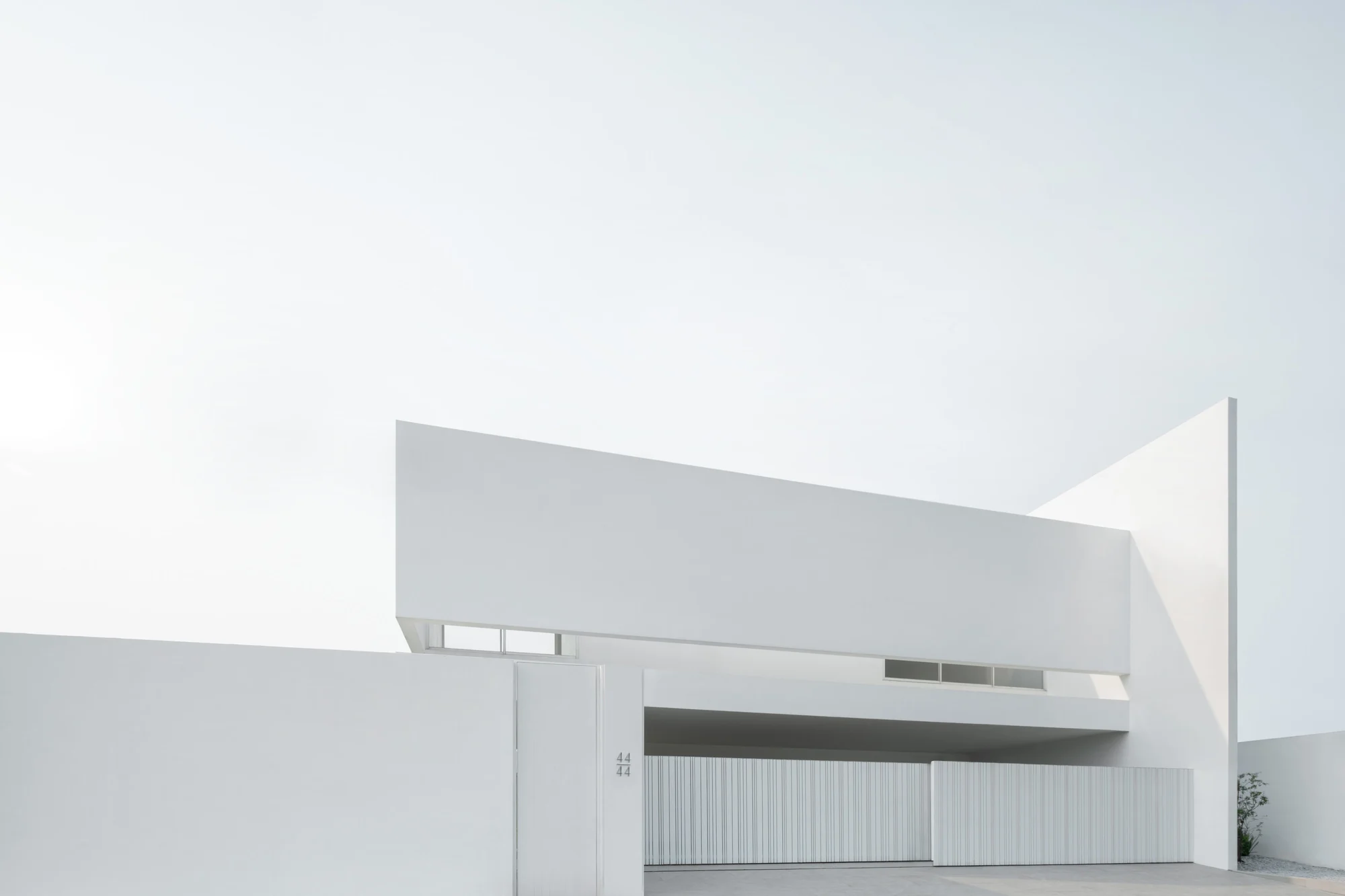 نمای بیرونی خانه لوسنت با متریالهای ساده و پویا