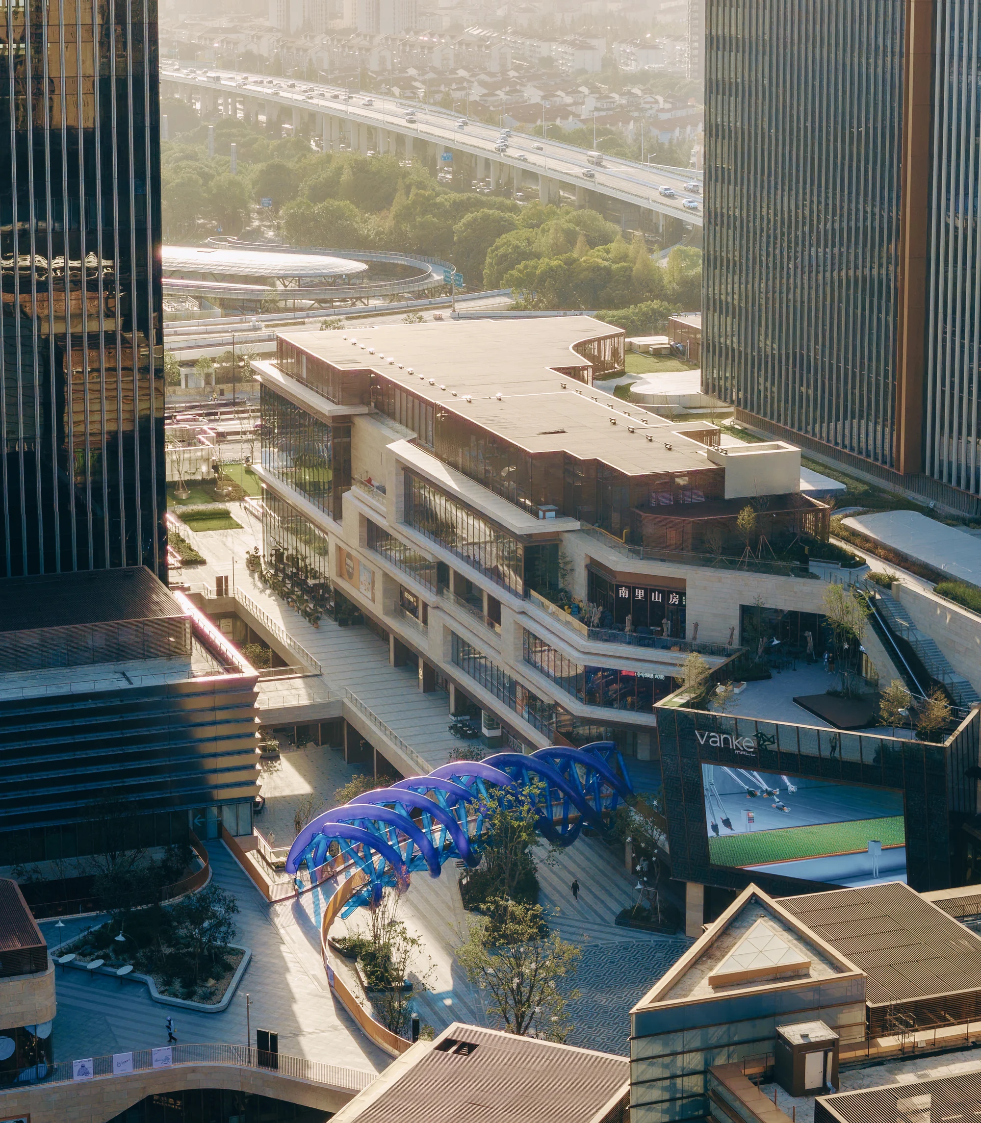 نمای چرخشی پل غشایی آبی با متریال فولادی و نور