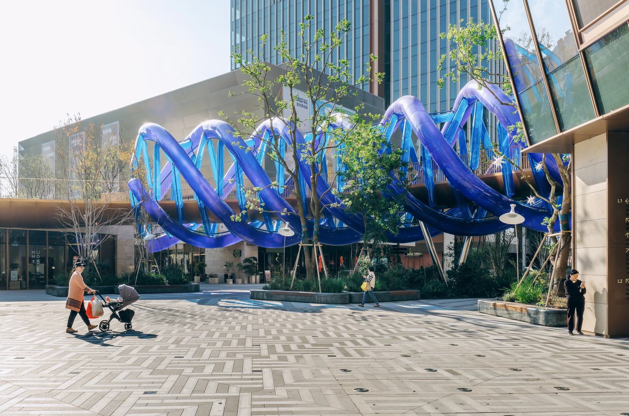 نمای خارجی پل غشایی چرخشی آبی با People's Architecture