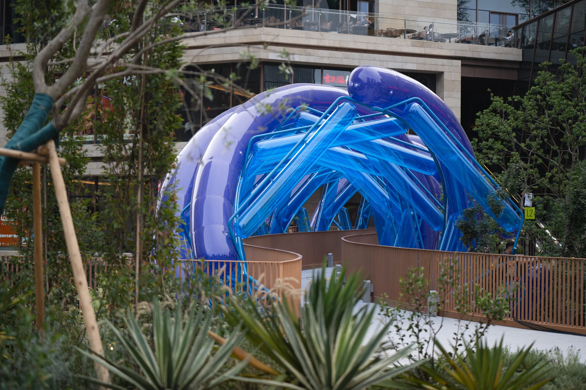 نمای بیرونی پل غشایی آبی با متریال فولادی