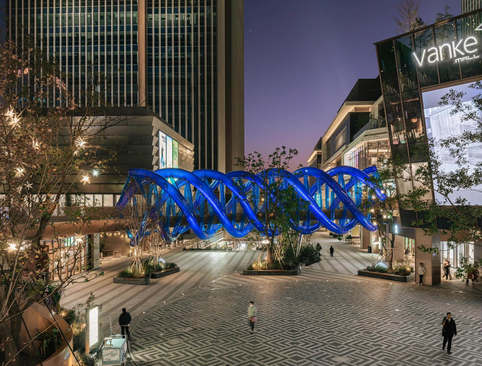 فضای تعاملی پل غشایی چرخشی آبی با نور طبیعی