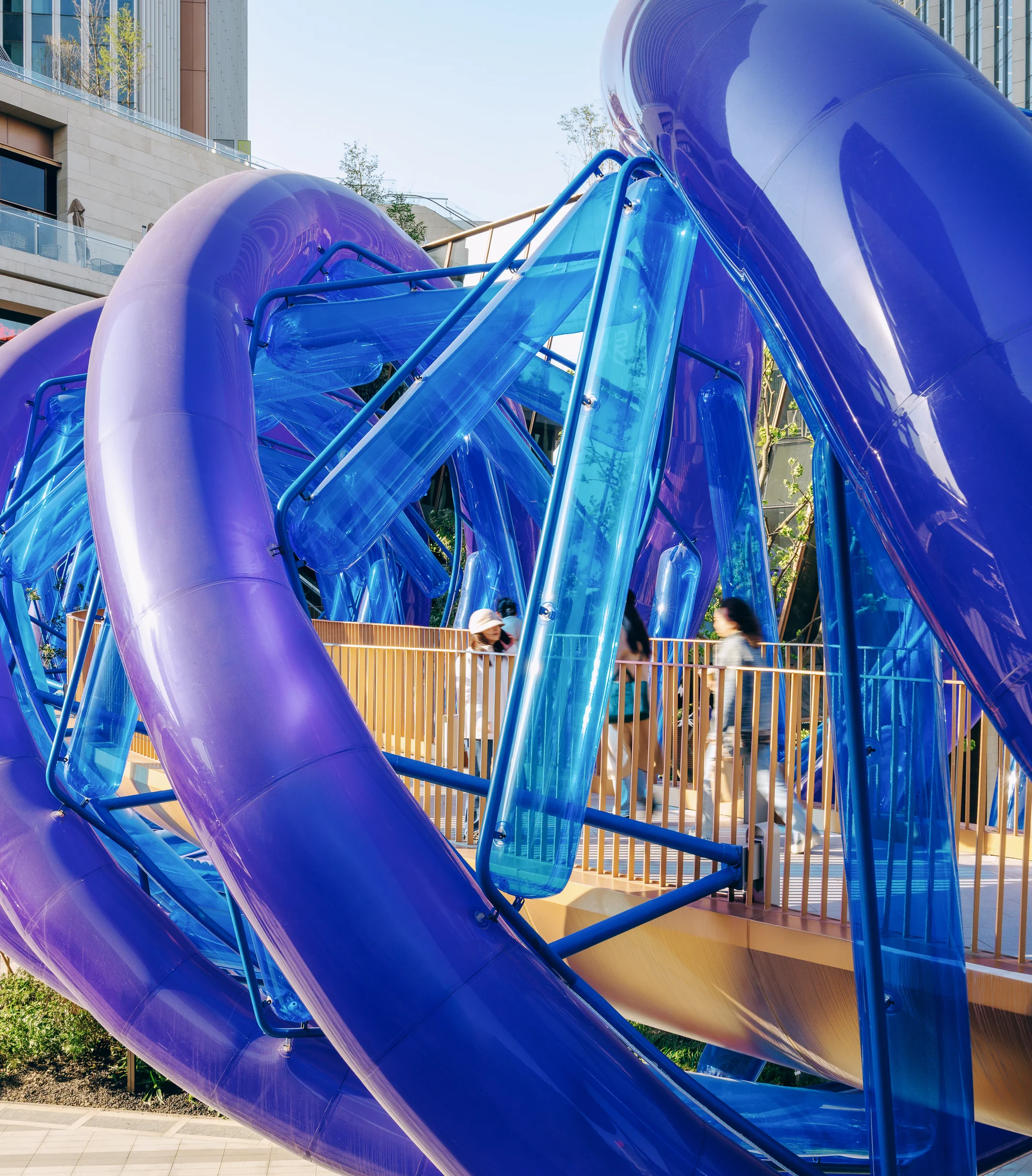 فضای داخلی پل غشایی چرخشی آبی با طراحی خلاقانه