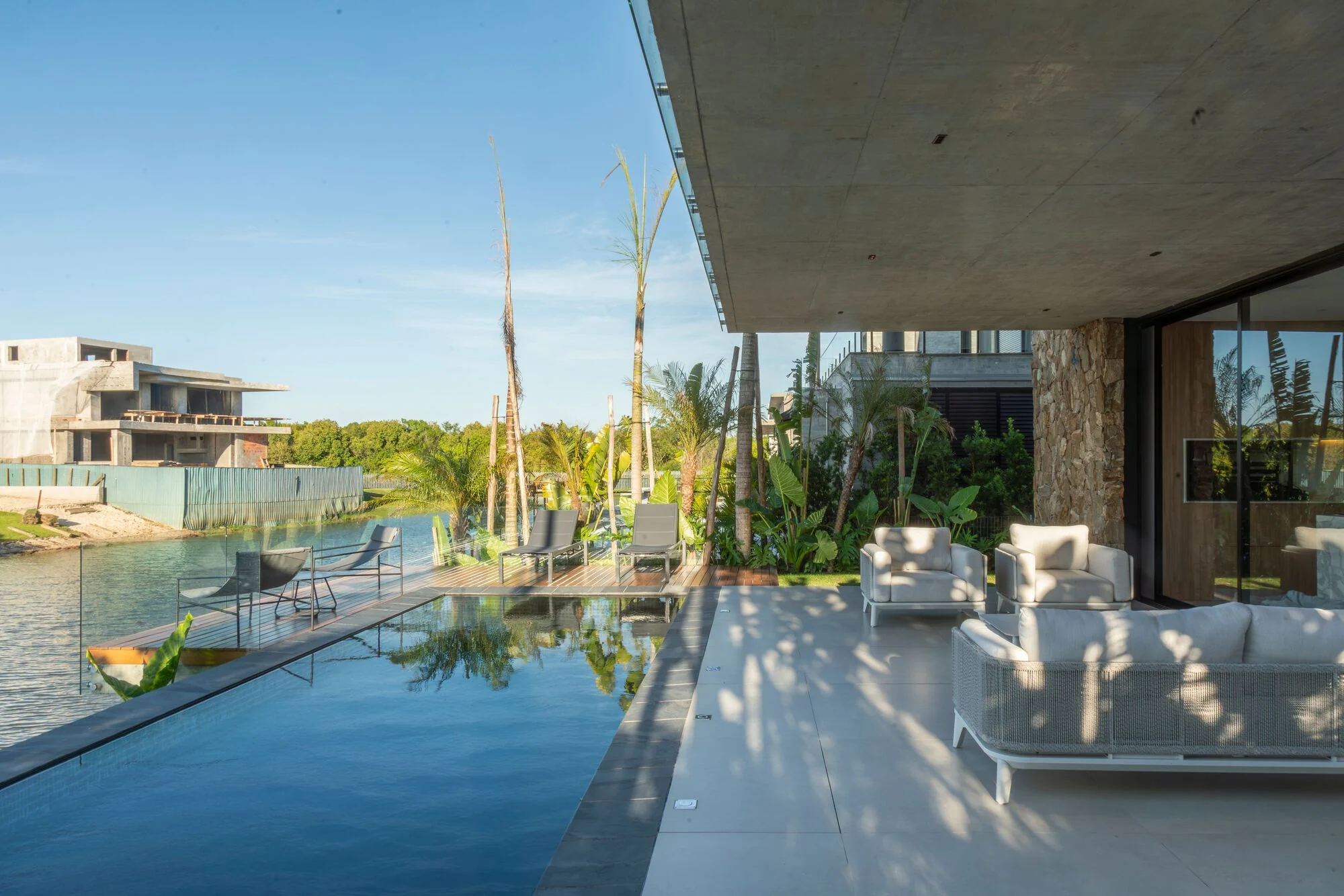 نمای ساده خانه کاسا فولیا با پایه جامد و فرم عملکردی