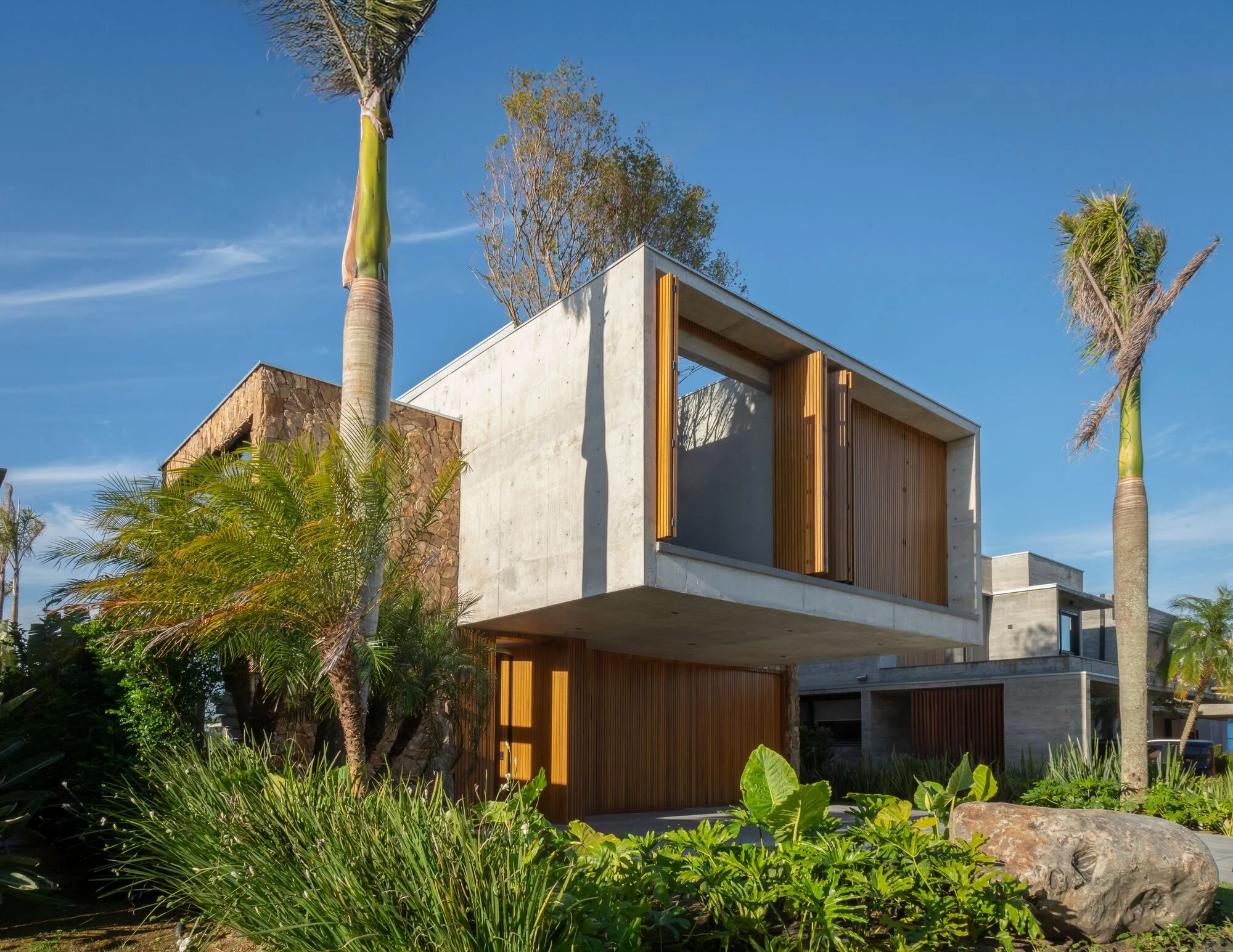 نمای بیرونی خانه کاسا فولیا با متریالهای پایدار