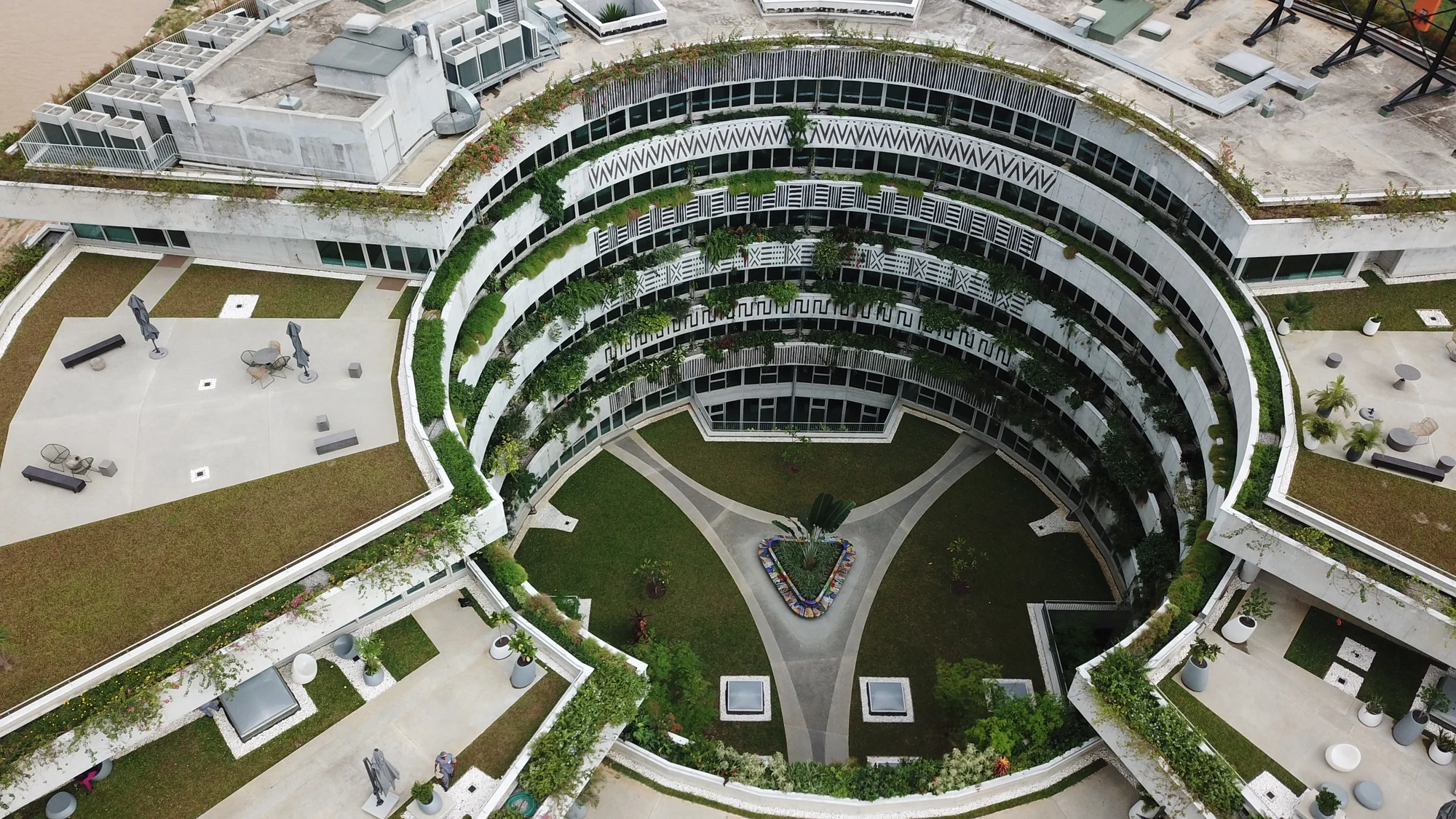 نمای مدرن روستای نارنجی با متریالهای محلی و پایدار