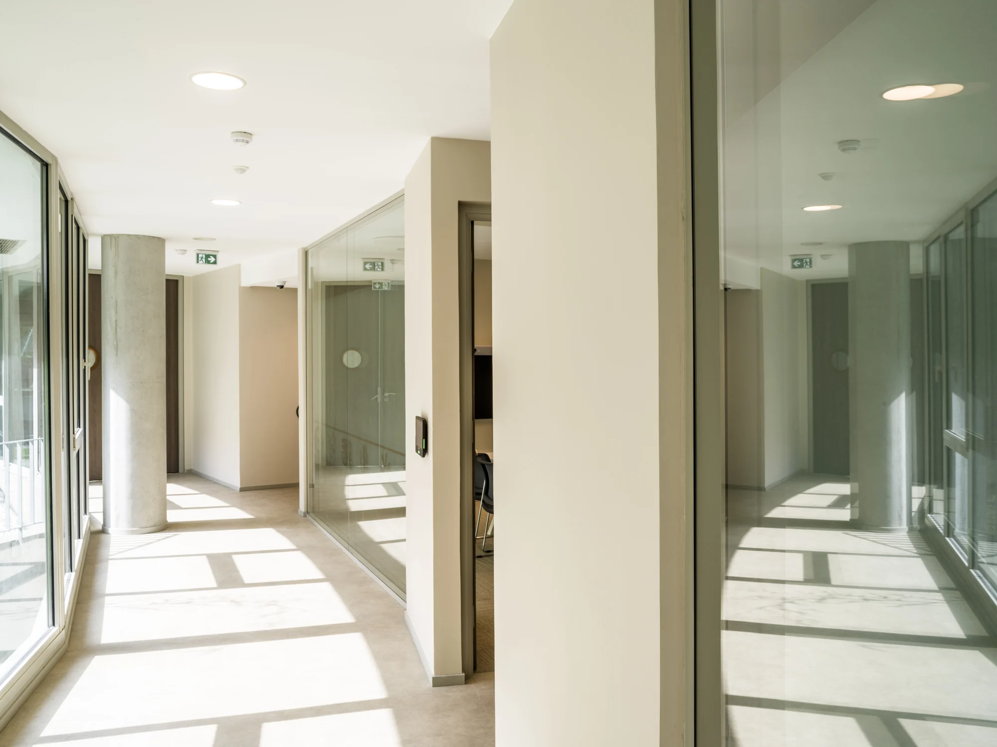 فضای داخلی روستای نارنجی با پلان باز و نور طبیعی