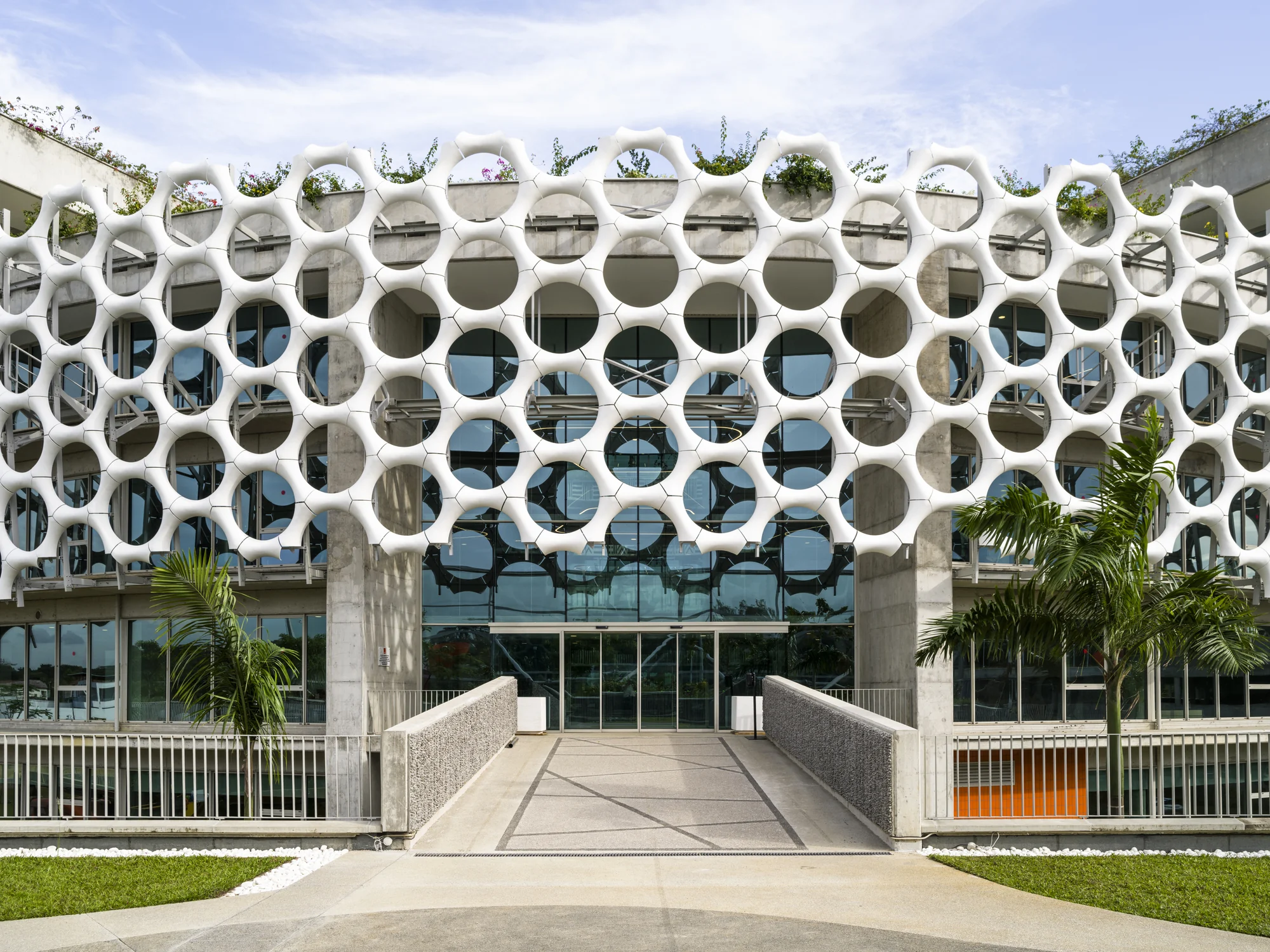 نمای بیرونی روستای نارنجی با حیاطهای سبز مشترک