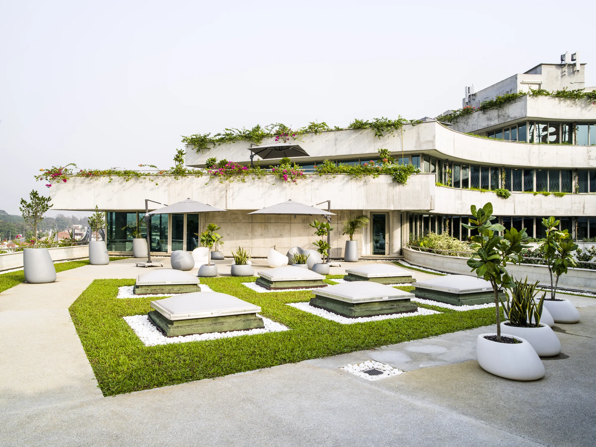 نمای پنجرهای روستای نارنجی با معماری معاصر