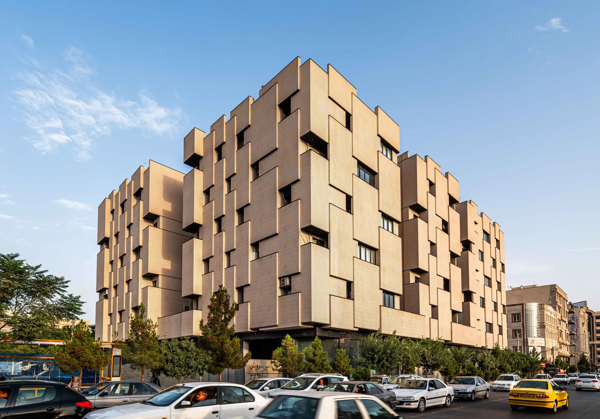 نمای خارجی آپارتمان والا با طراحی Dasein Office در قم