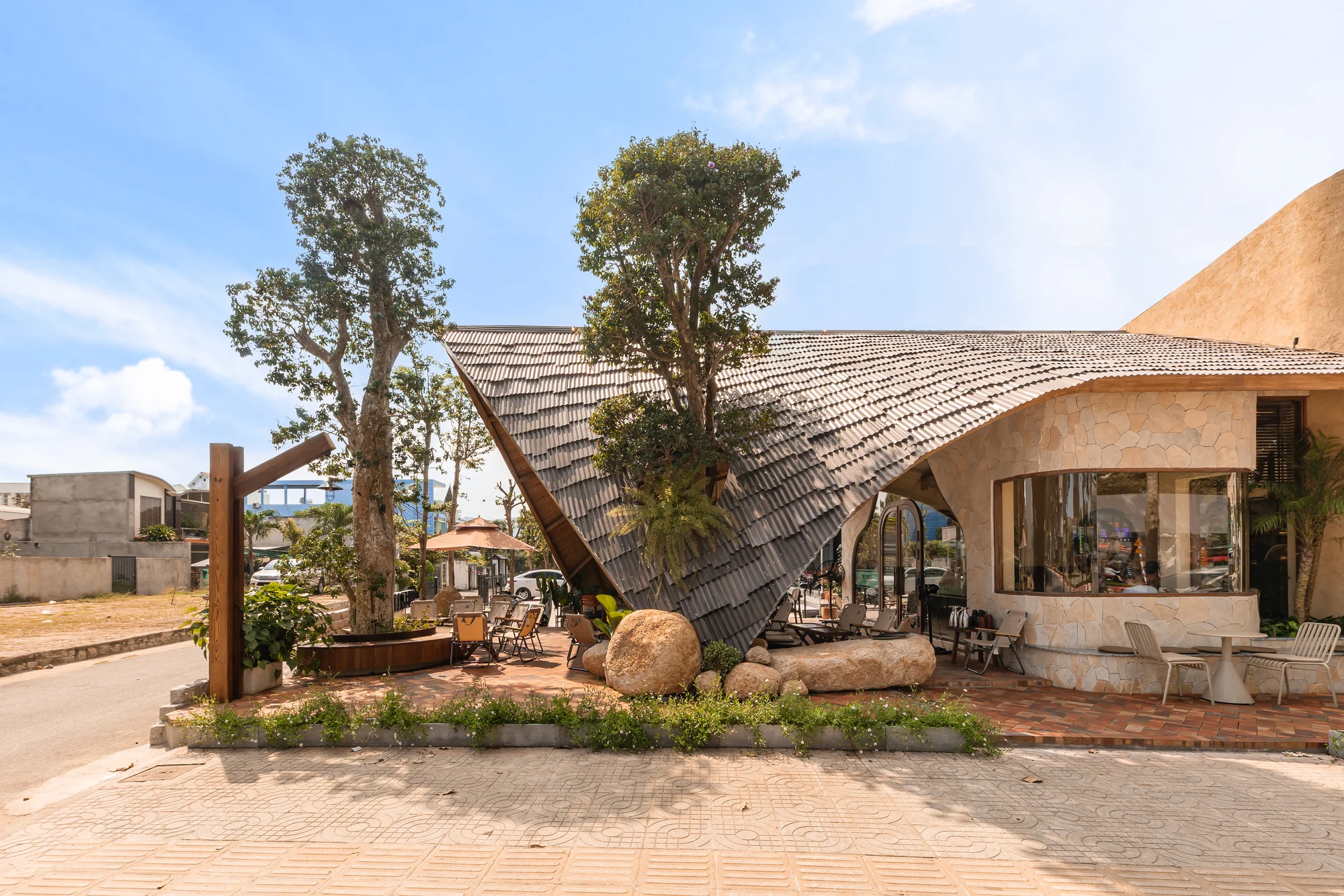 نمای خارجی کافه ۱۹۹۹ اس با طراحی KQI Architect در ویتنام