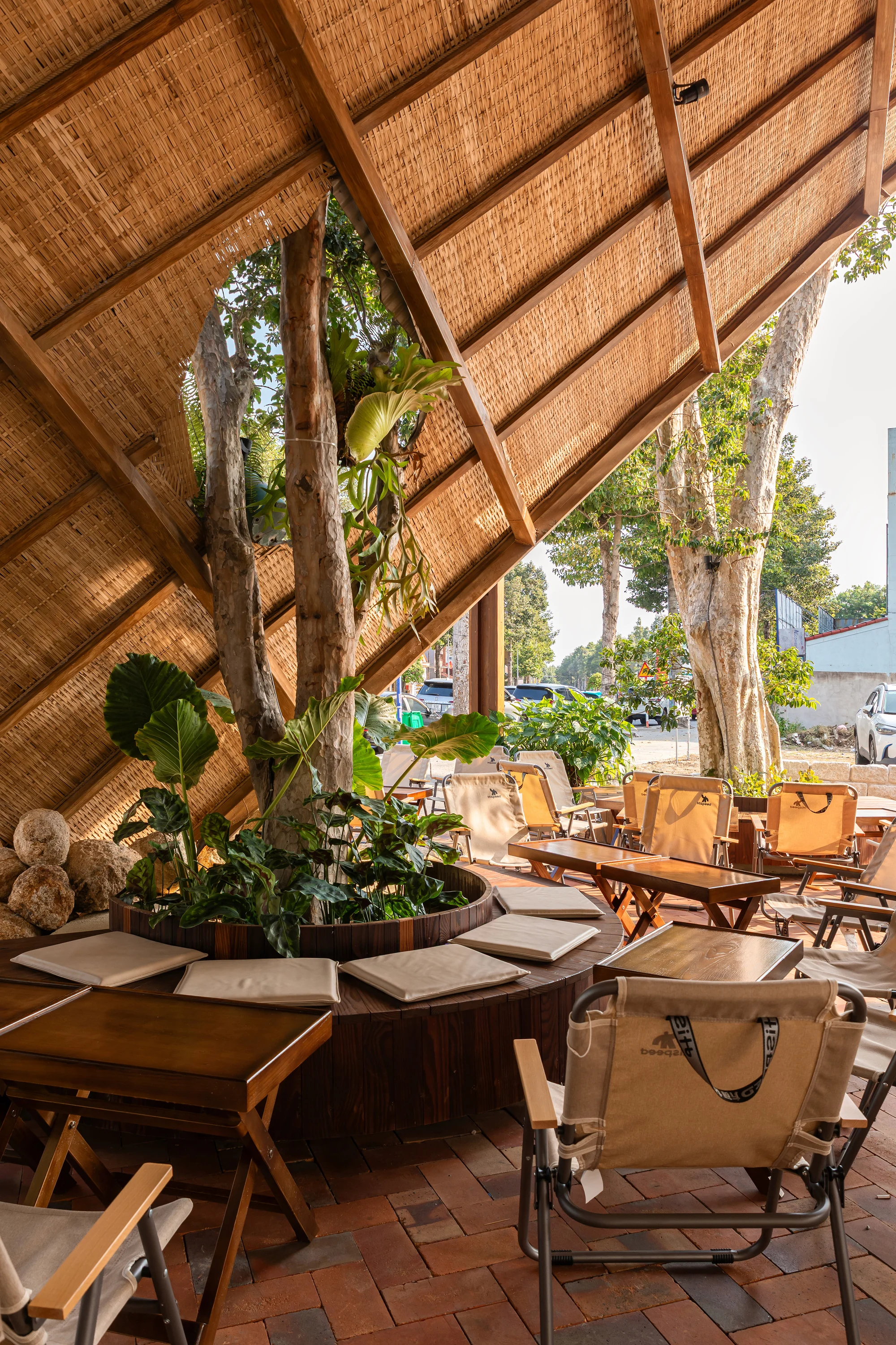 فضای نشیمن کافه ۱۹۹۹ اس با پلان باز و نور طبیعی