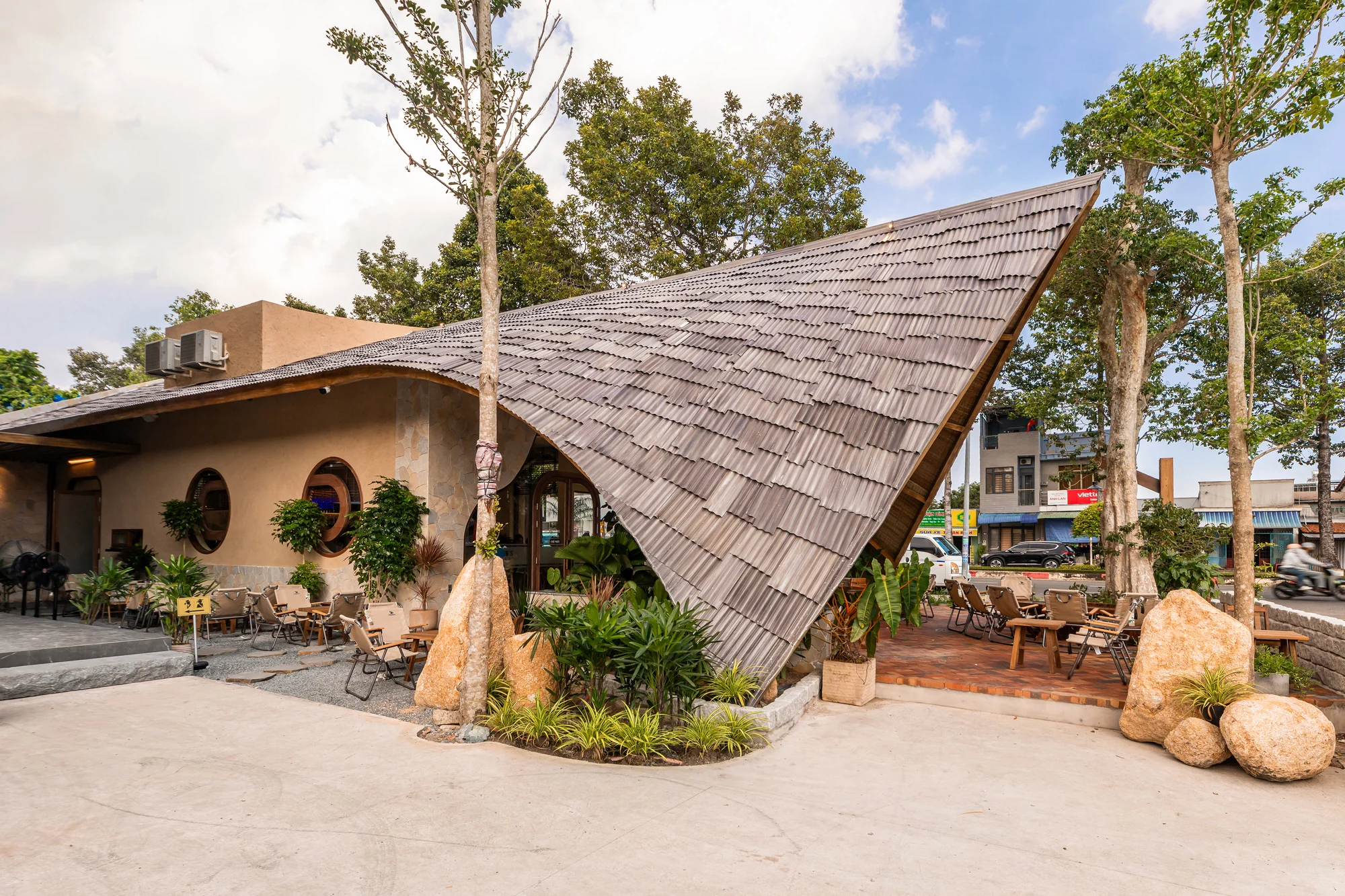 نمای بیرونی کافه ۱۹۹۹ اس با سبک صنعتی