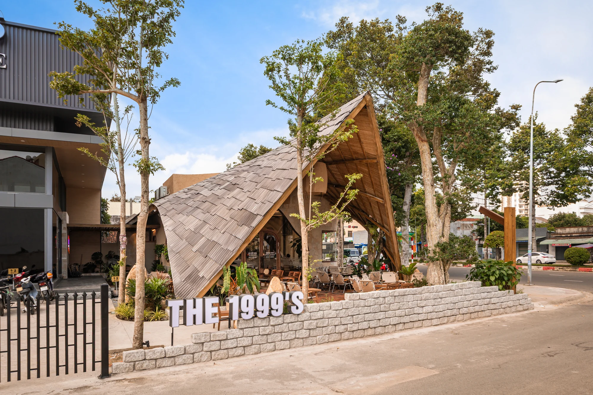 نمای پنجرهای کافه ۱۹۹۹ اس با معماری معاصر