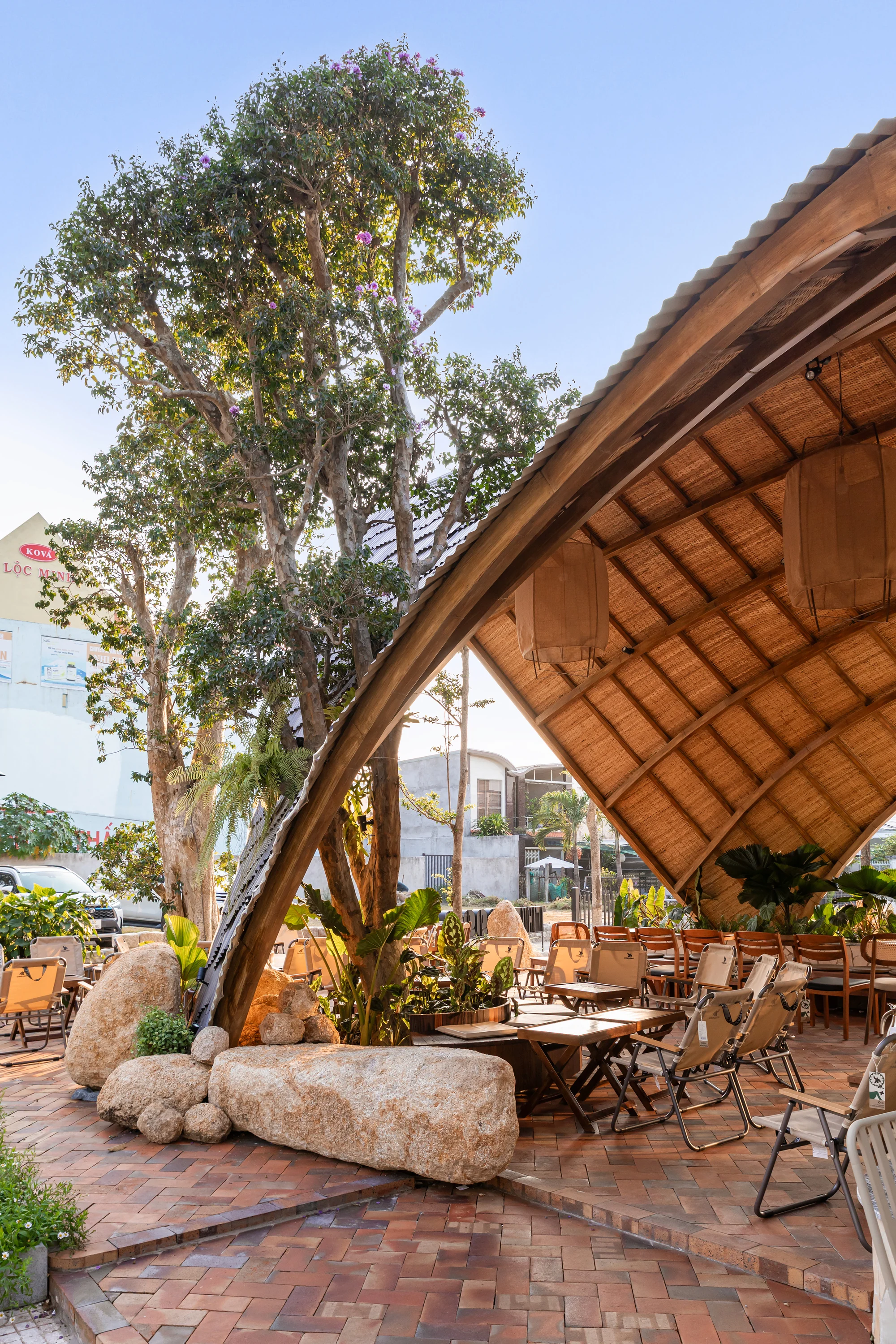 طراحی پایدار کافه ۱۹۹۹ اس با متریالهای بازیافتی