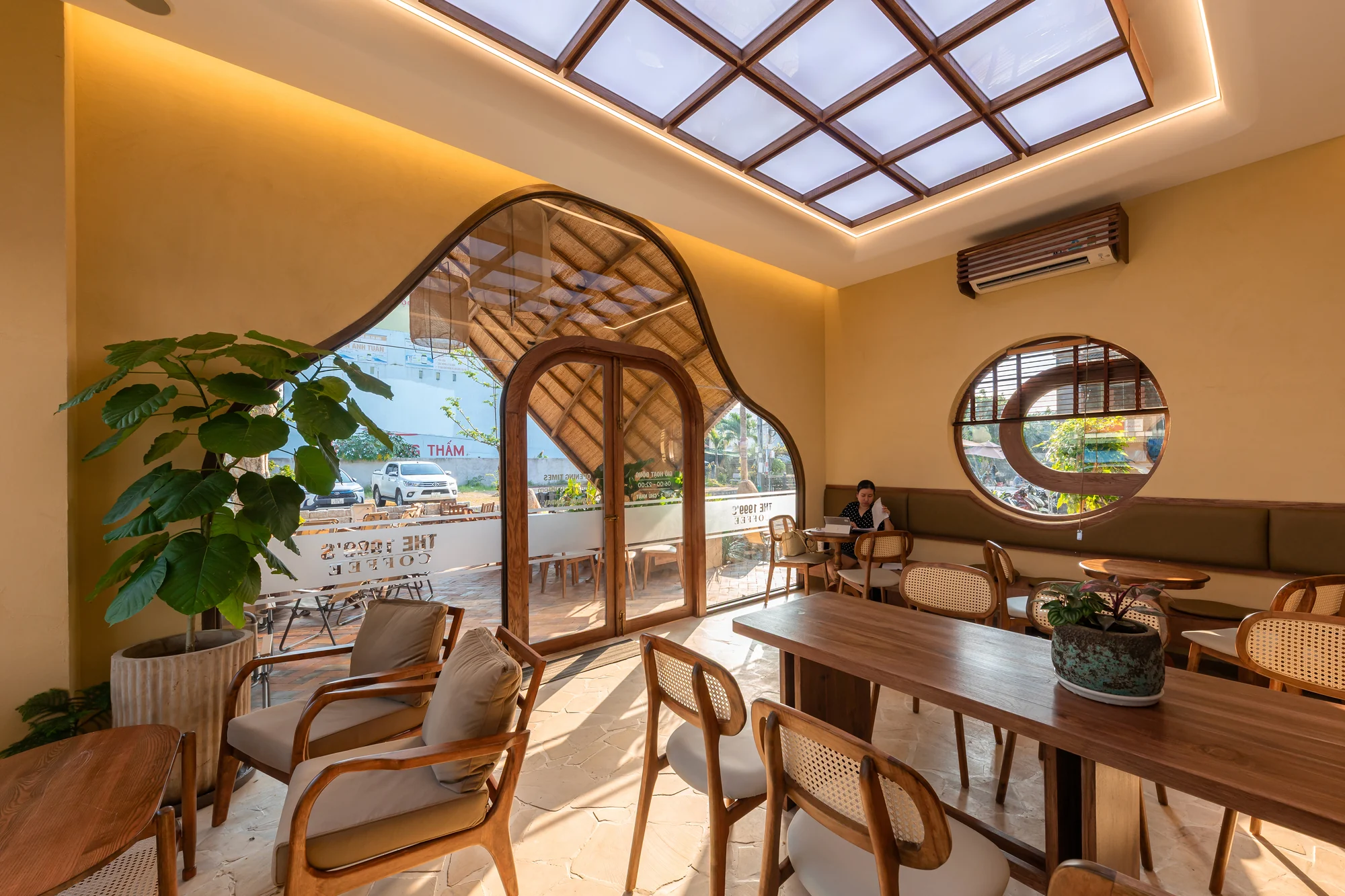 طراحی معماری کافه ۱۹۹۹ اس با متریال خام